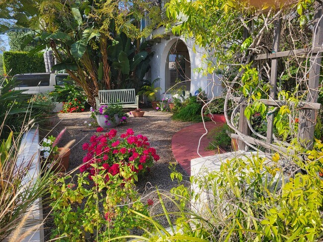 Building Photo - 346 N Alfred St