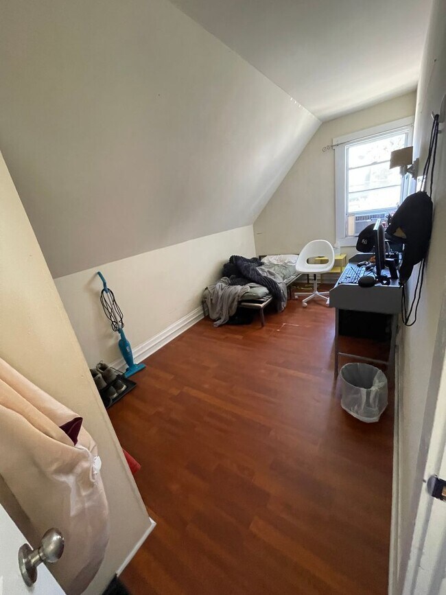 Building Photo - 3 bedroom 1 bath single family home with y...