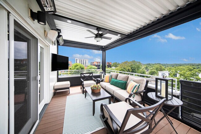 Building Photo - 121 W Kingsley St