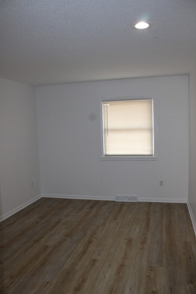 Building Photo - Spacious 5-bedroom, 2.5 full-bath home located in Shawnee, KS