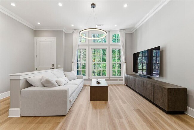 Building Photo - 2910 Hermance Dr NE