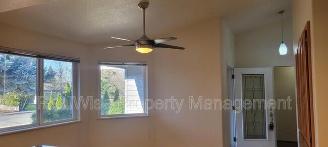 Building Photo - 1267 SW Ironwood Dr