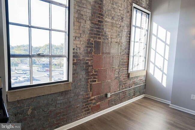 Building Photo - 218 W Main St