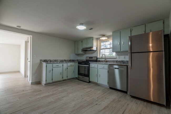Building Photo - Newly Remodeled 2 Bed 1 Bath Home