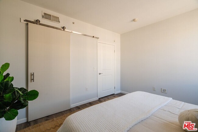Building Photo - 201 E Angeleno Ave