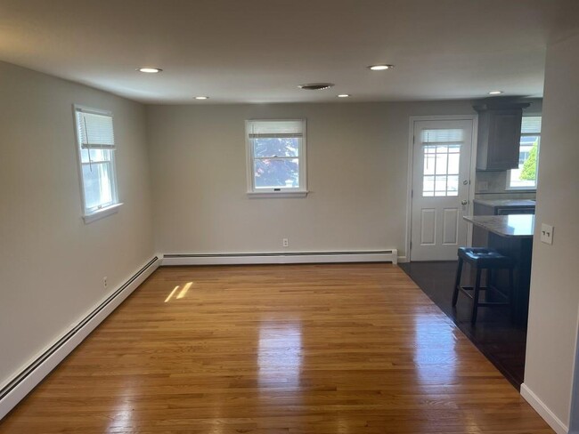 Building Photo - 5 Pine Crest Dr