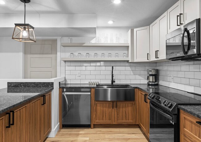 Building Photo - GORGEOUS Sandy Home!!!