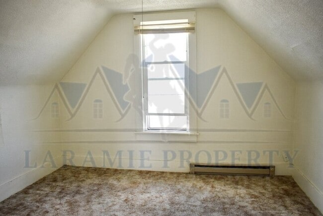 Building Photo - 208 E Sheridan St