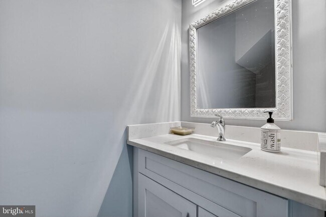 Building Photo - 3925 Ashwood Pl