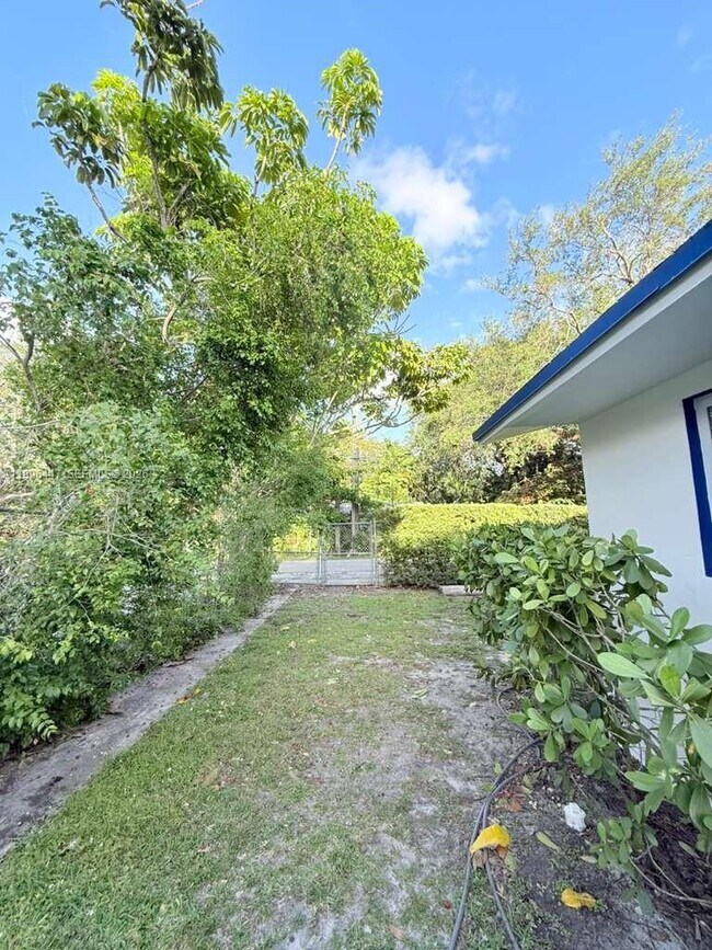 Building Photo - 325 NE 131st St