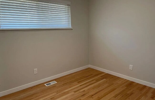 Building Photo - Spacious 4 bd 2.5 ba Beacon Hill Home with Private Yard