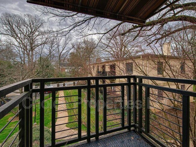 Building Photo - 211 N Dotger Ave