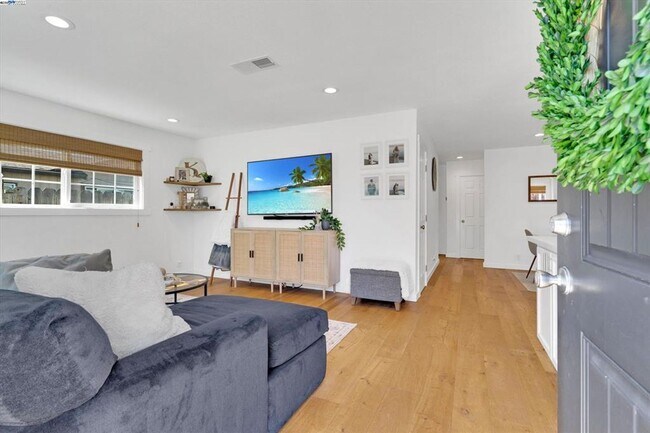 Building Photo - Live in a Modern Luxury 3BR/2BA Home with ...