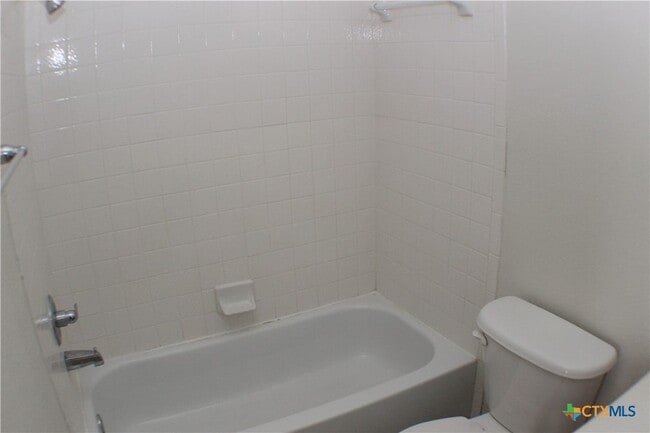 Building Photo - 102 E Robin Ln