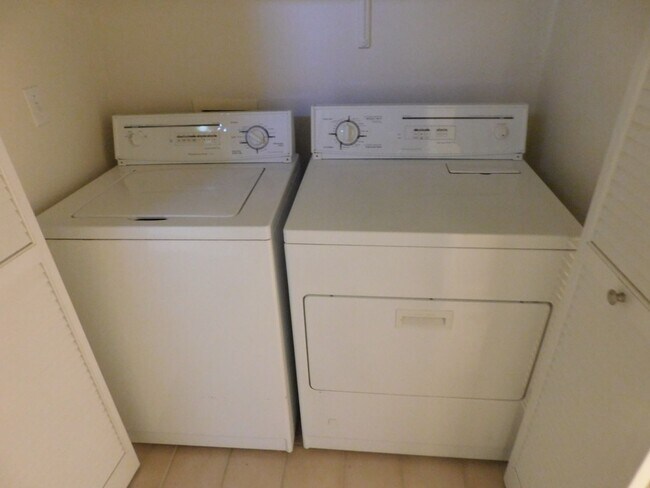 Building Photo - SW BEAUTY*2 BEDROOMS*OPEN FLOORPLAN*COMMUNITY POOL, GATED*CHECK THIS HOME OUT TODAY!