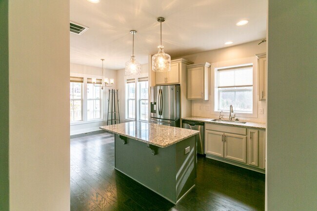 Building Photo - Beautiful 3 Bed/2.5 bath cottage in Chatham Park Available early September