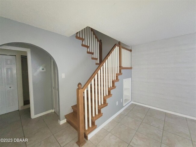 Building Photo - 2044 Oak Meadow Cir