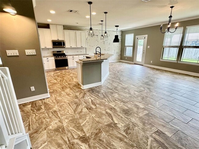 Building Photo - 5849 Sardinia Dr
