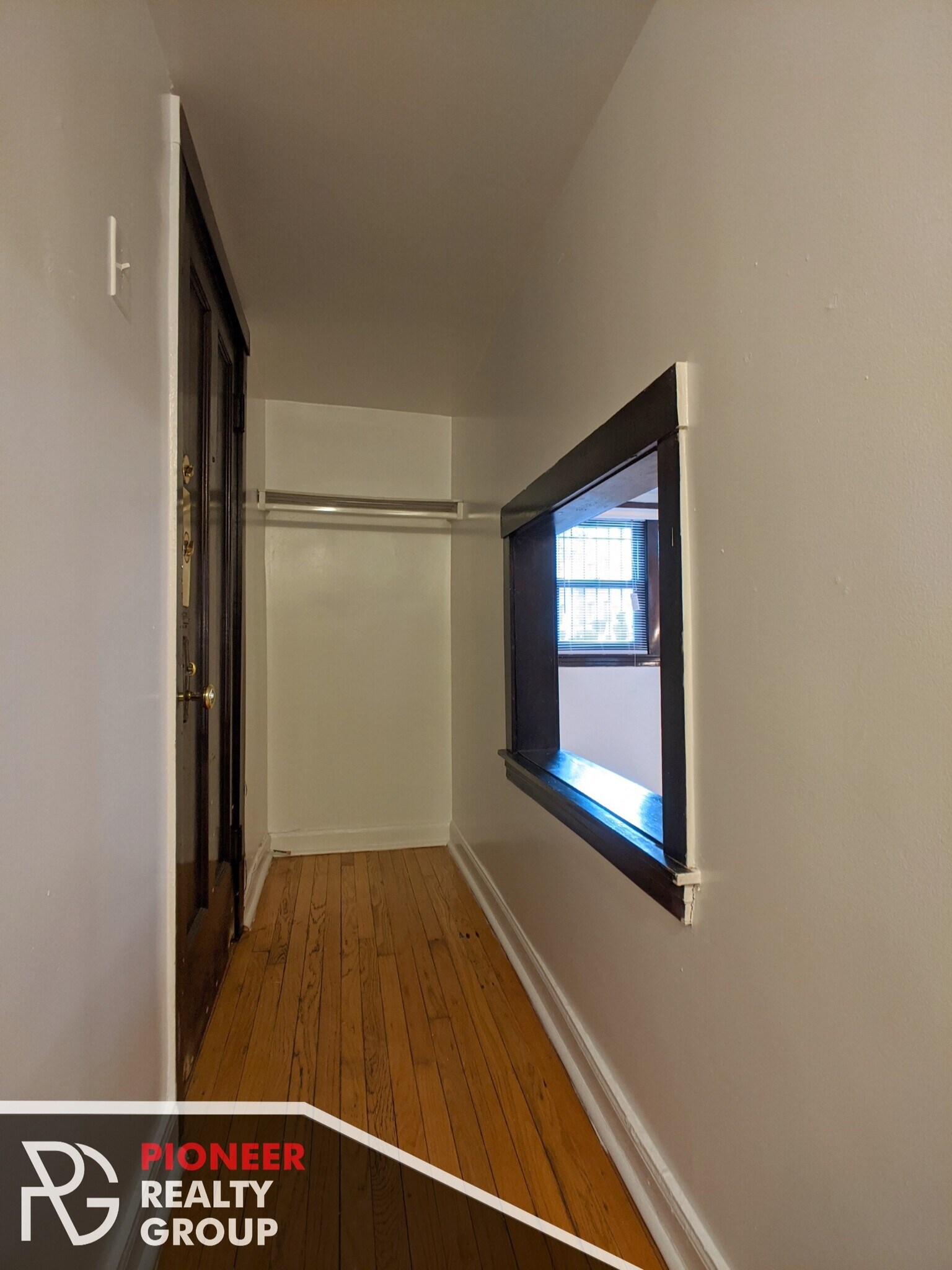 Building Photo - 820 W Waveland Ave