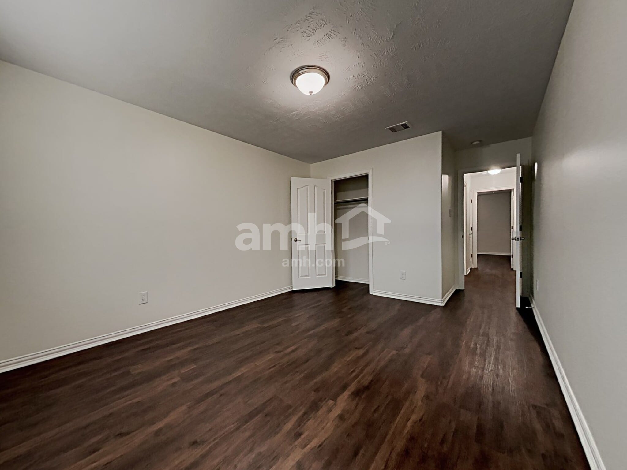 Building Photo - 2213 Oak Cir Dr N