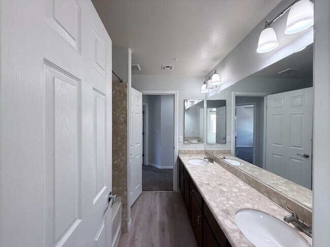 Building Photo - Great 5 bedroom home with RV Parking! Loca...