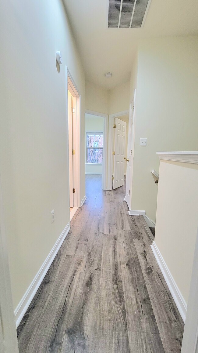 Building Photo - 18 S High St