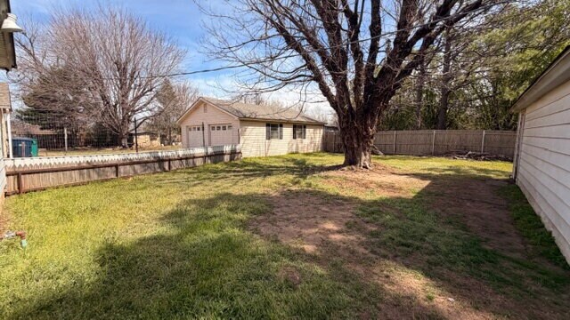 Building Photo - Spacious 3-bedroom, one-bathroom home.