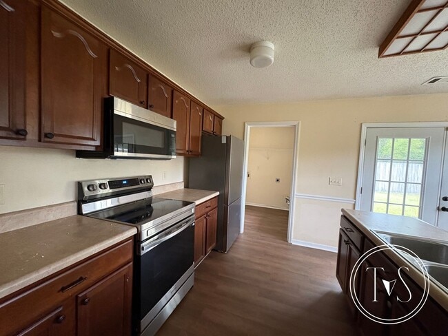 Building Photo - RATE DROP ALERT and FALL MOVE-IN SPECIAL: ...