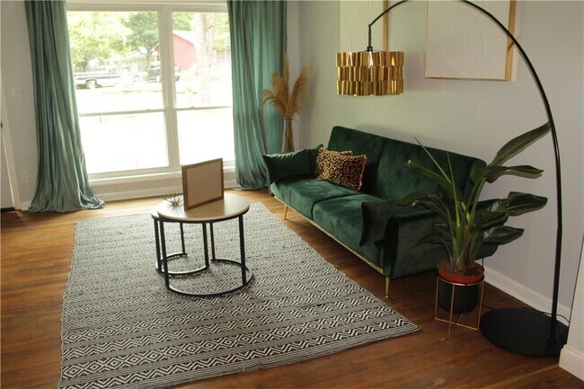 Building Photo - 667 Tara Cir SE