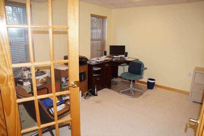 Building Photo - 402 Bollen Ct