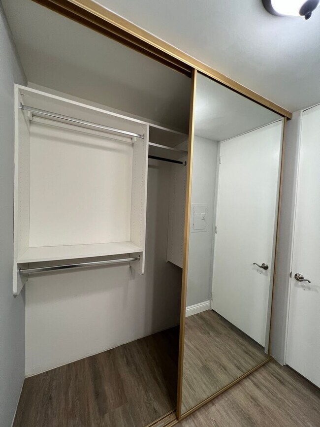 Building Photo - 6526 Ocean Crest Dr