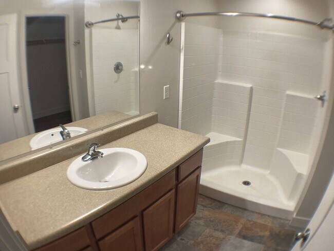 Building Photo - Spacious 3-Bedroom Home in Serene Mountain...