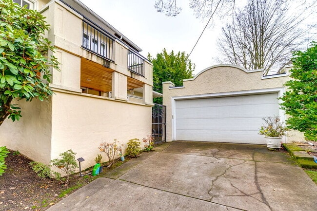 Building Photo - 3321 NE Peerless Pl