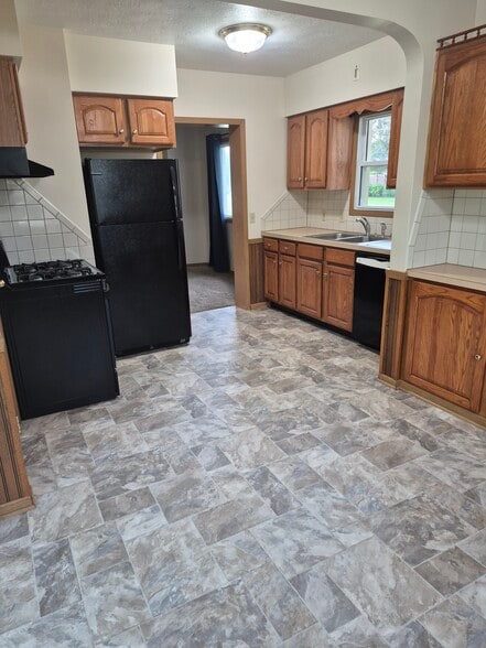 Kitchen, Stove/Fridge/DW - 1451 Alden Ave SW