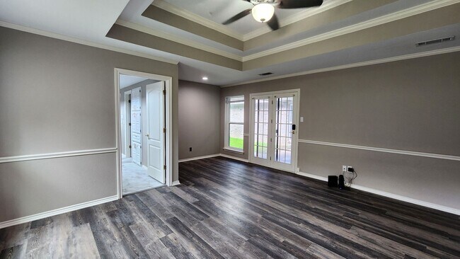 Building Photo - Remodeled with Luxurious Finishes!