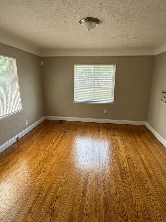 Building Photo - Lovely Home in Bagley Neighborhood