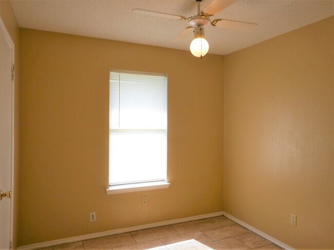 Building Photo - Affordable, move in ready home!