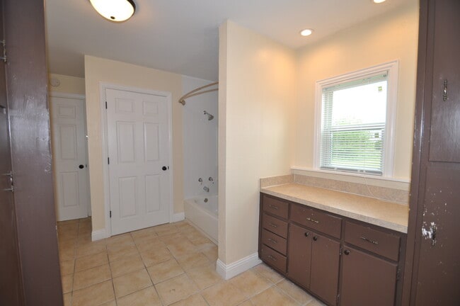 Building Photo - 704 W Moore St