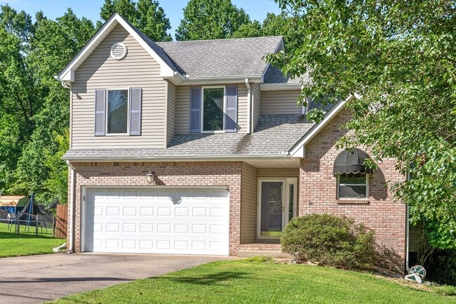 Building Photo - Pet Friendly Three Bedroom!