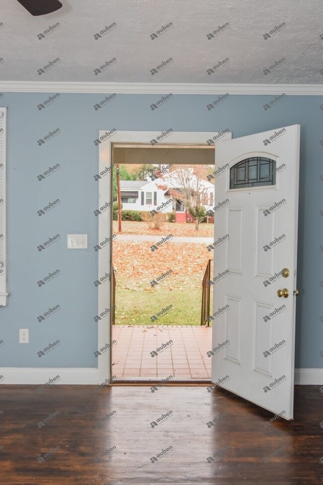 Building Photo - $900- Beautifully Updated 1-Bedroom, 1-Bat...