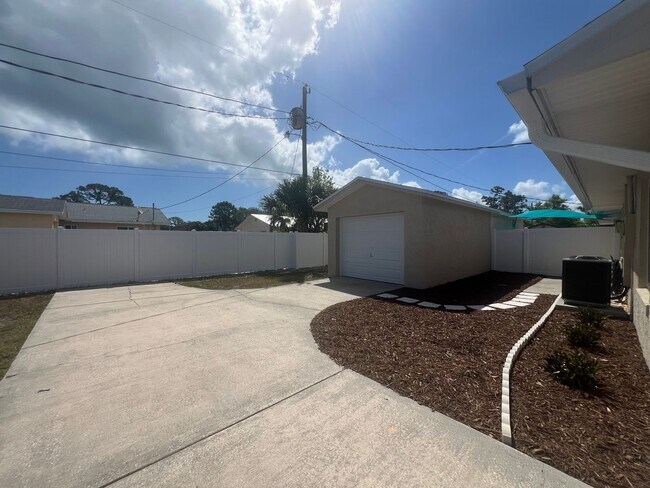 Building Photo - 5173 Pineland Ave