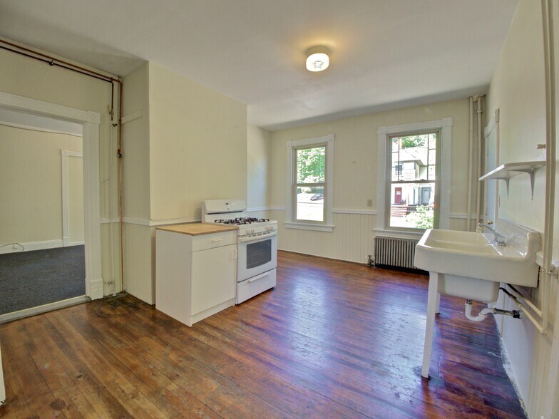 Building Photo - 324 Valley St