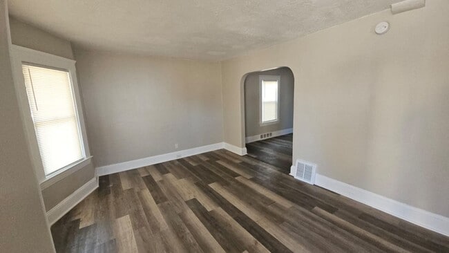 Building Photo - Charming 2-Bedroom Single Family Home Available!