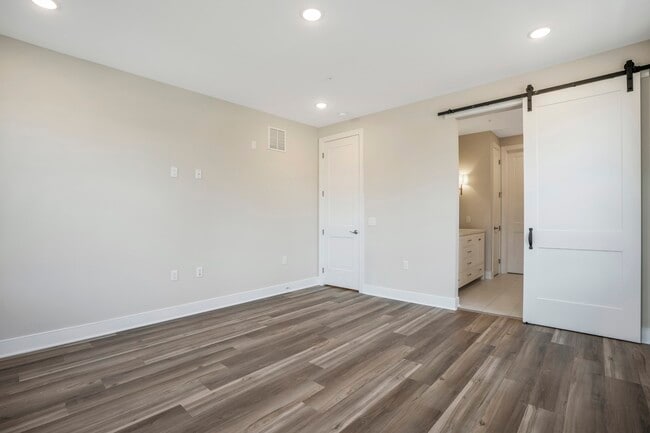 Building Photo - 102 Honeysuckle Ln
