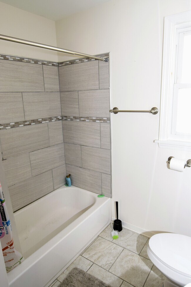 Building Photo - 1828 N Bissell St