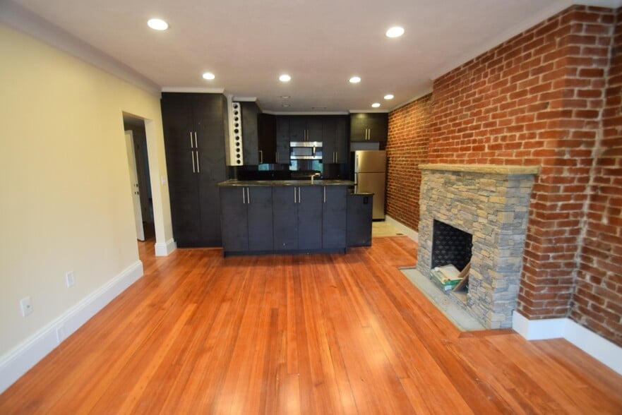 Building Photo - 1614 Beacon St