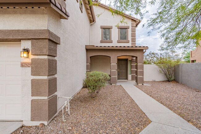 Building Photo - Three Beds & 2.5 Baths - Move Right In!