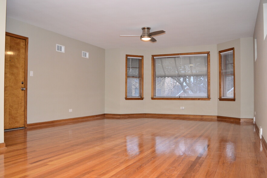 Living Room - 5342 W Sunnyside Ave