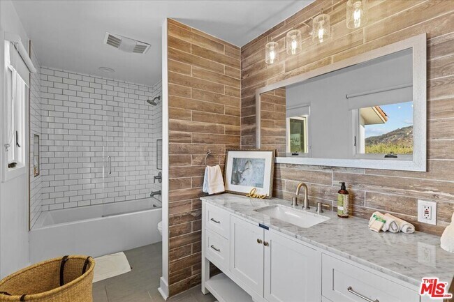 Building Photo - 2373 Tuna Canyon Rd