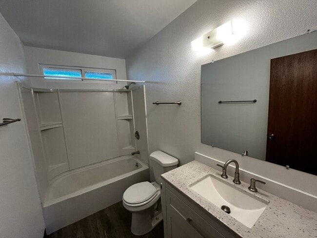 Building Photo - 618 Center St